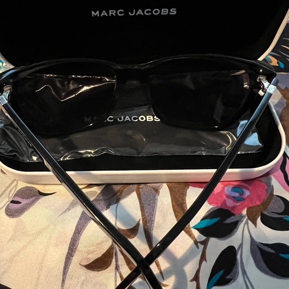 Marc Jacobs Sunglass. - Picture 4 of 6